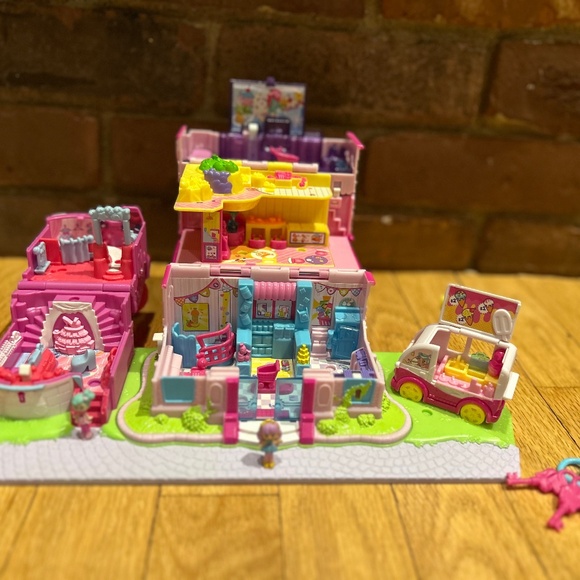 Polly Pockets & Shopkins mini mall - Picture 1 of 11